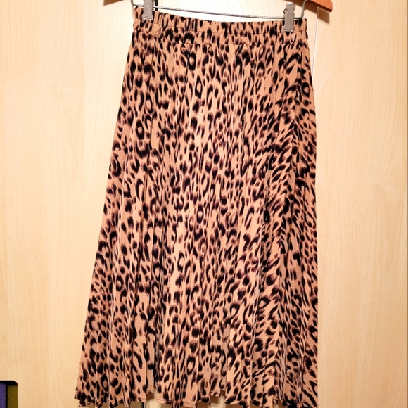 Chartou Leopard Skirts - Picture 2 of 3
